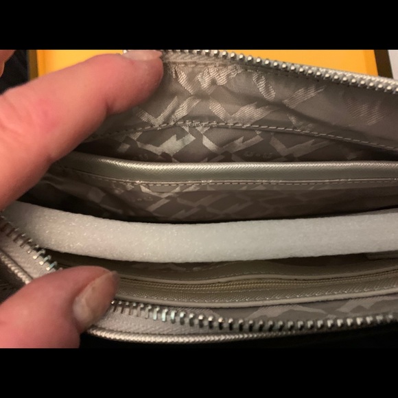 Silver Leather wristlet with built in phone charger perfect little bag - Picture 2 of 4